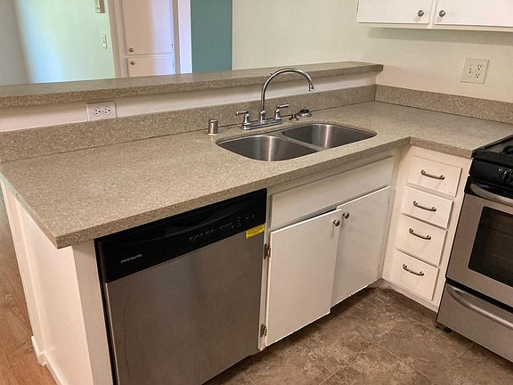 5th image of 950 Edgecliffe Dr APT 13