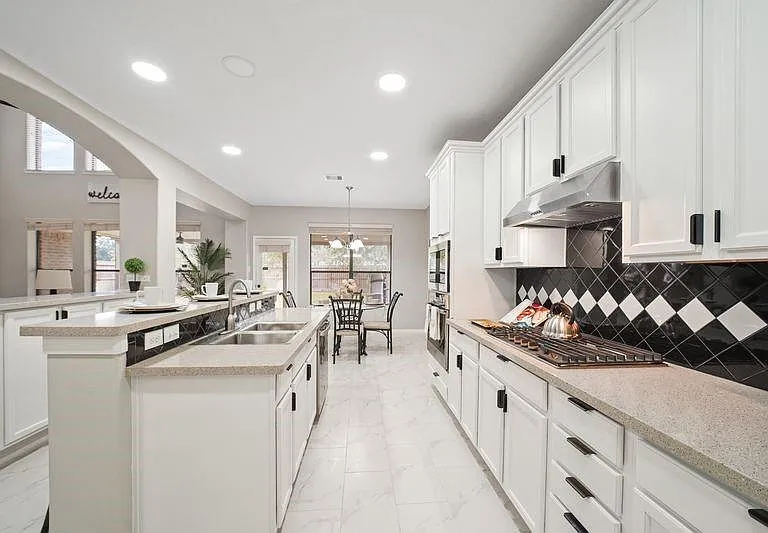 714 Coggins Point Way — Photo 8