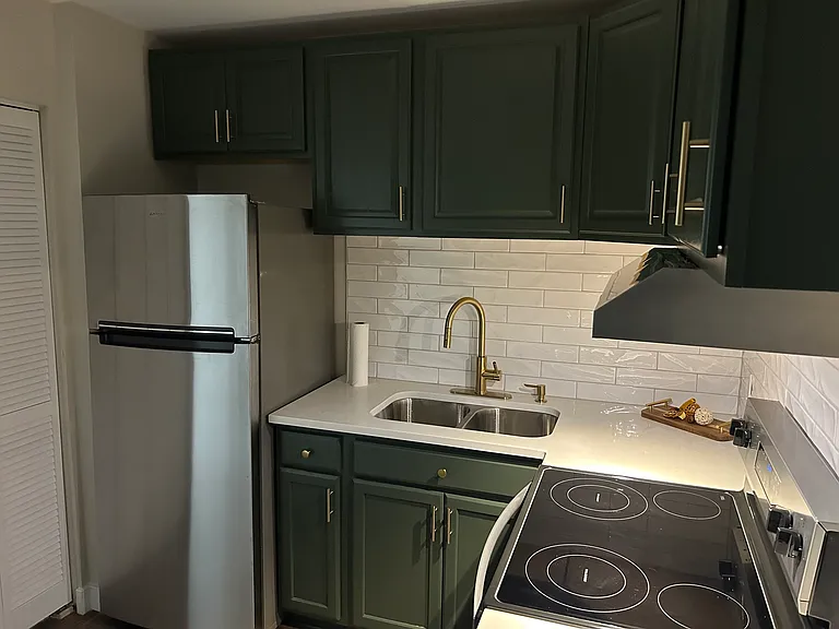 Newly Renovated Kitchen
New Tile Backsplash
Faucets and Light Fixtures
New Oven/Stove and Refrigerator