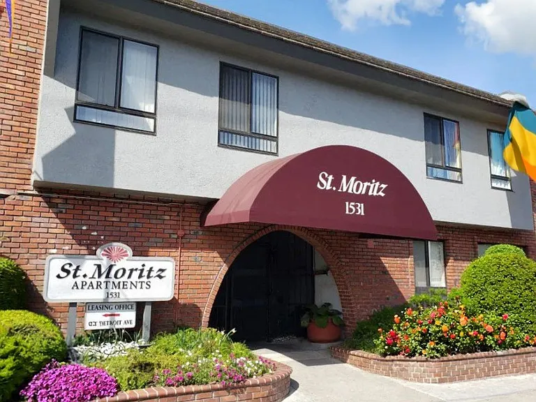 St Moritz II Apartments — Photo 6