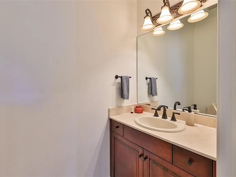 602 Saxony Blvd — Photo 31