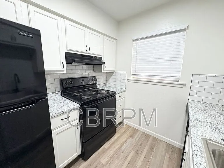 401 NW 8th St #12 — Photo 5