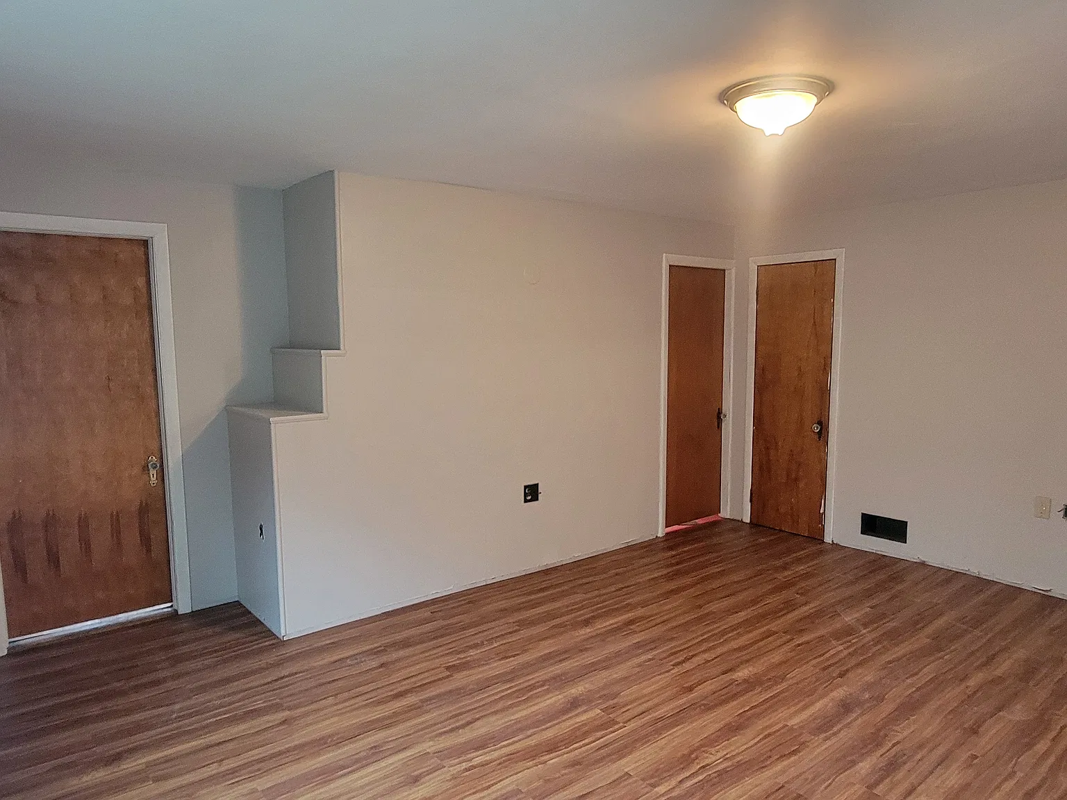 3 bed, 1100 sqft, $2,100 — Photo 2