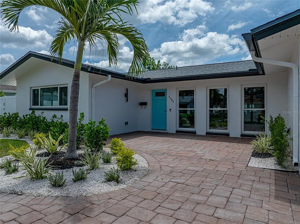 3 bed, 3.0 bath, 2089 sqft, $4,000 — Photo 2