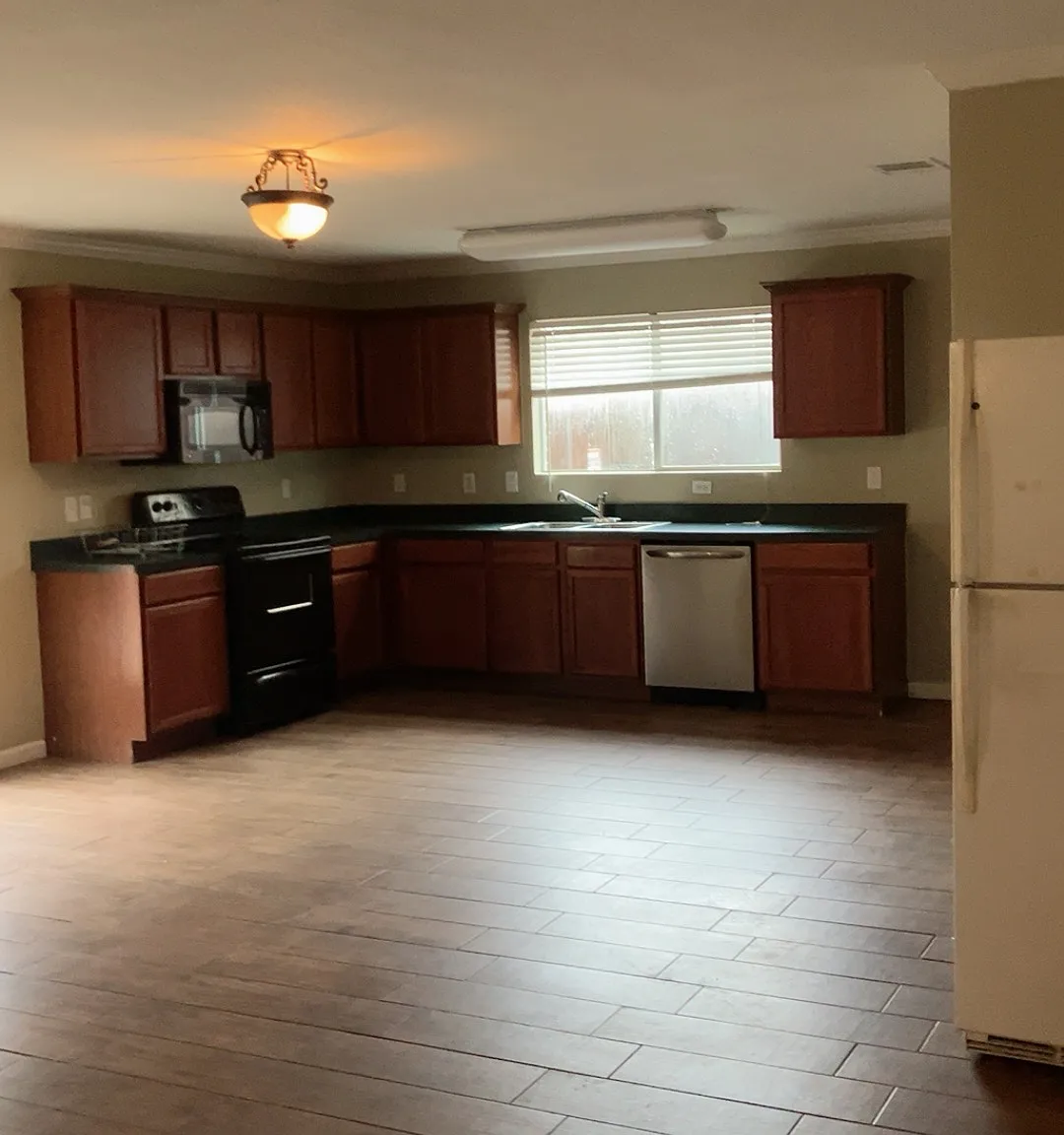 4 bed, 2.5 bath, 3000 sqft, $2,375 — Photo 2