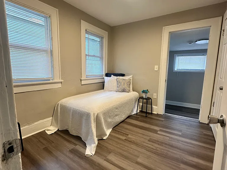 374 S Warren Ave — Photo 12
