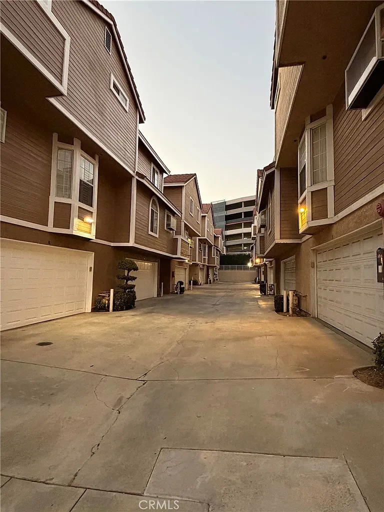 2 bed, 1091 sqft, $2,700 — Photo 3