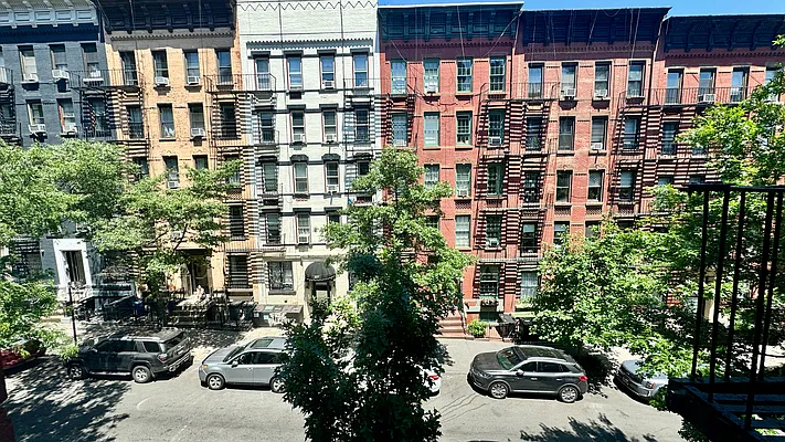 Rented by HOLTON REAL ESTATE INC. | media 21