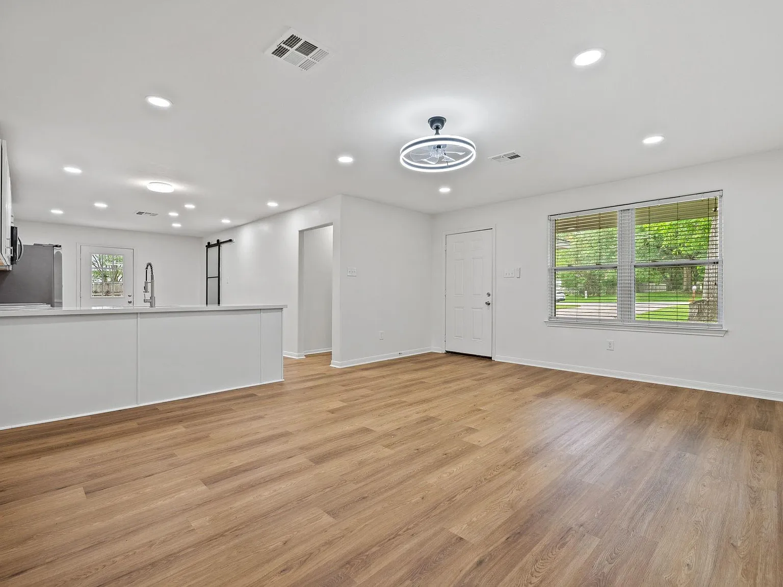 3 bed, 2.0 bath, 2008 sqft, $2,200 — Photo 4