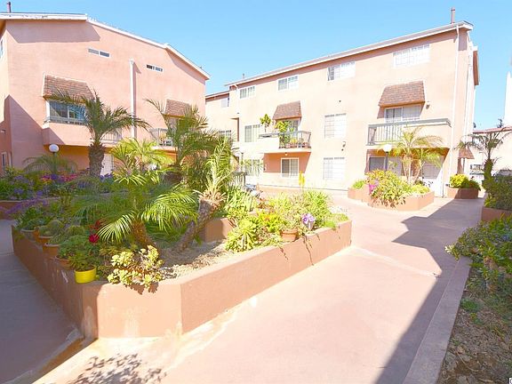 Entrance to units