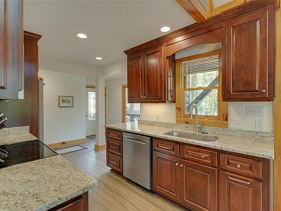 5th image of 165 Gilbert Ln