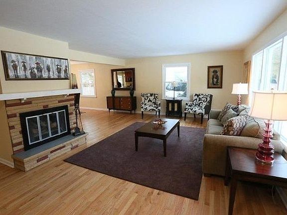 2nd image of 841 W Riverview Dr