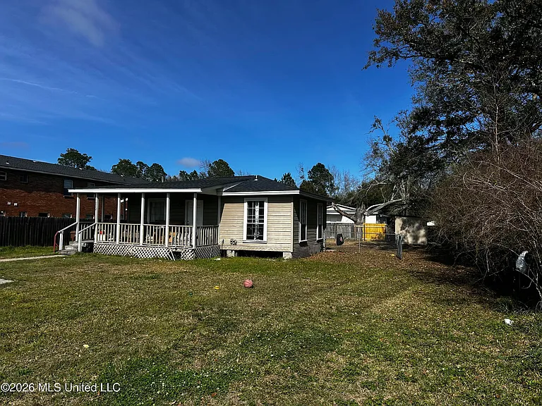 212 Lawler Ave — Photo 1