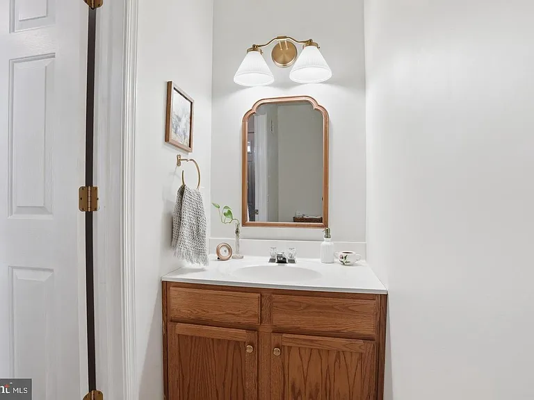 468 Berkshire Dr — Photo 8