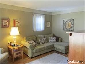 4th image of 28585 Cambridge St