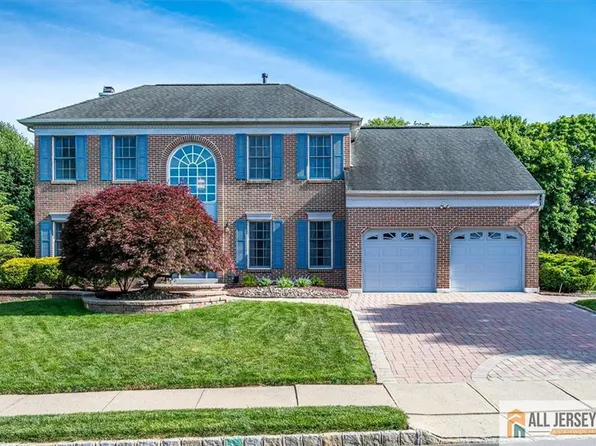 4 Dickinson Rd, Kendall Park, NJ 08824