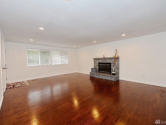 4th image of 17922 36th Ave W