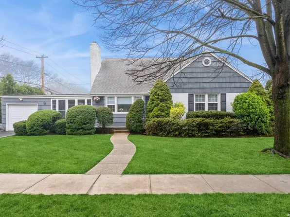 6 Middleton Road, Garden City, NY 11530