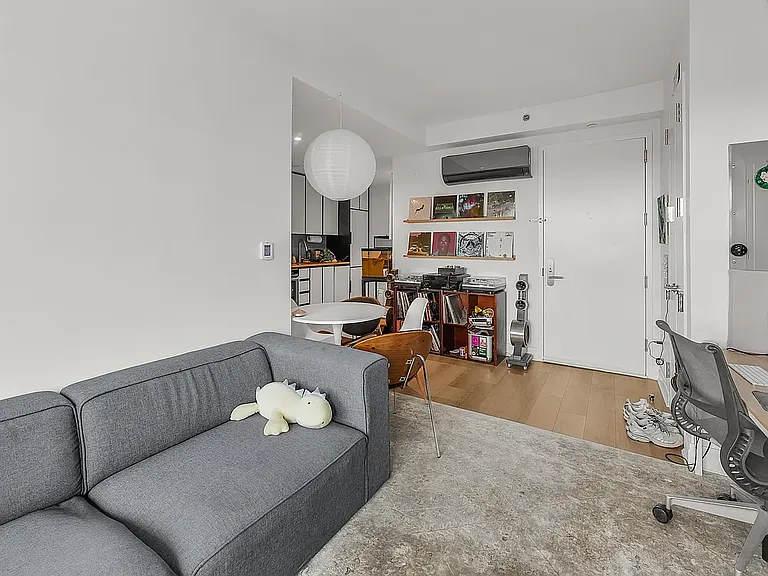 10-25 Jackson Ave #4B — Photo 2