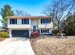 6 Moonstone Ct, Bloomington, IL 61704