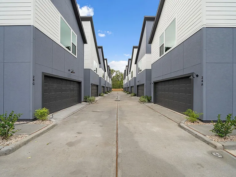 28 Bucan St #F — Photo 3