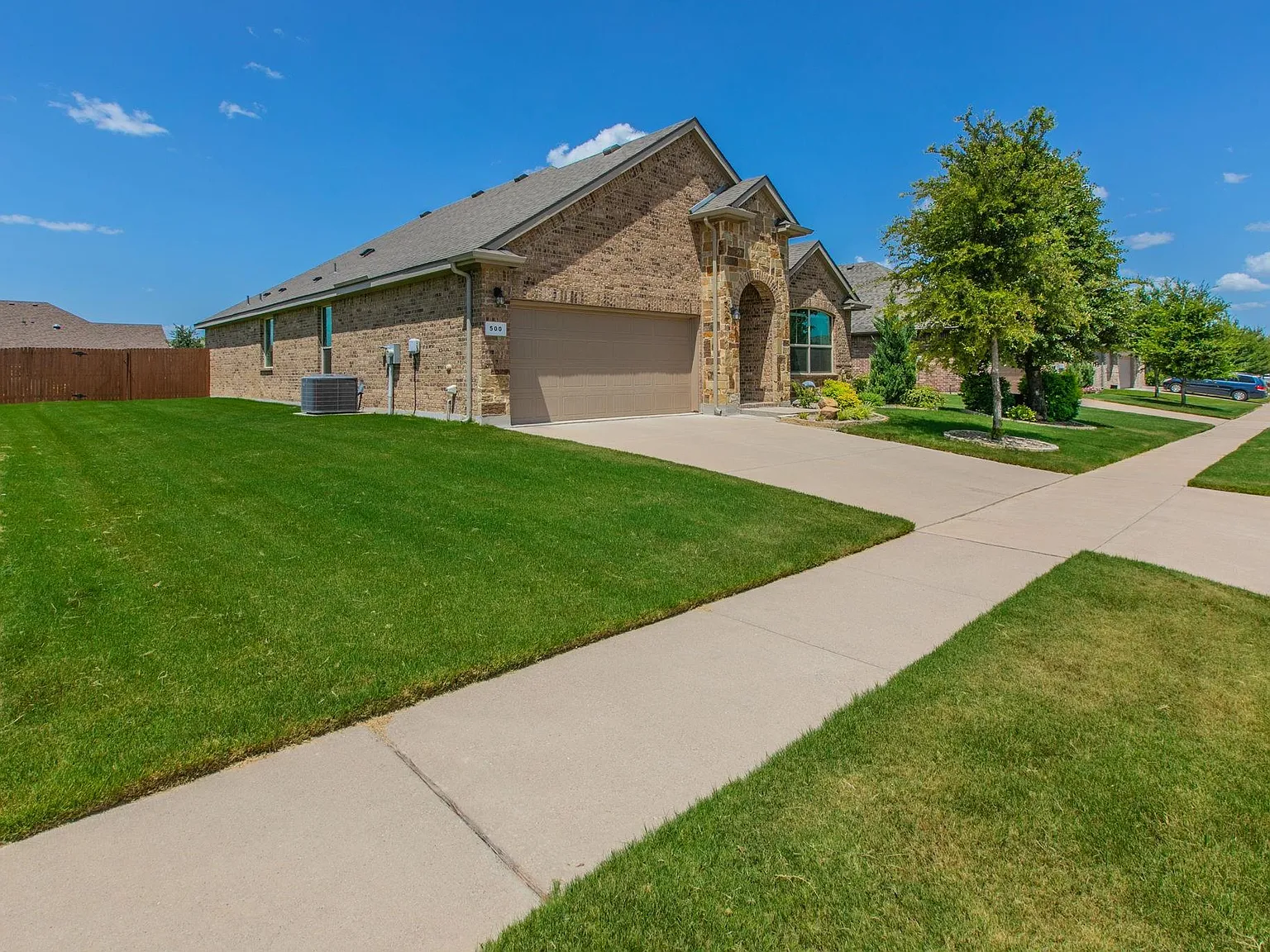 4 bed, 2023 sqft, $2,600 — Photo 4