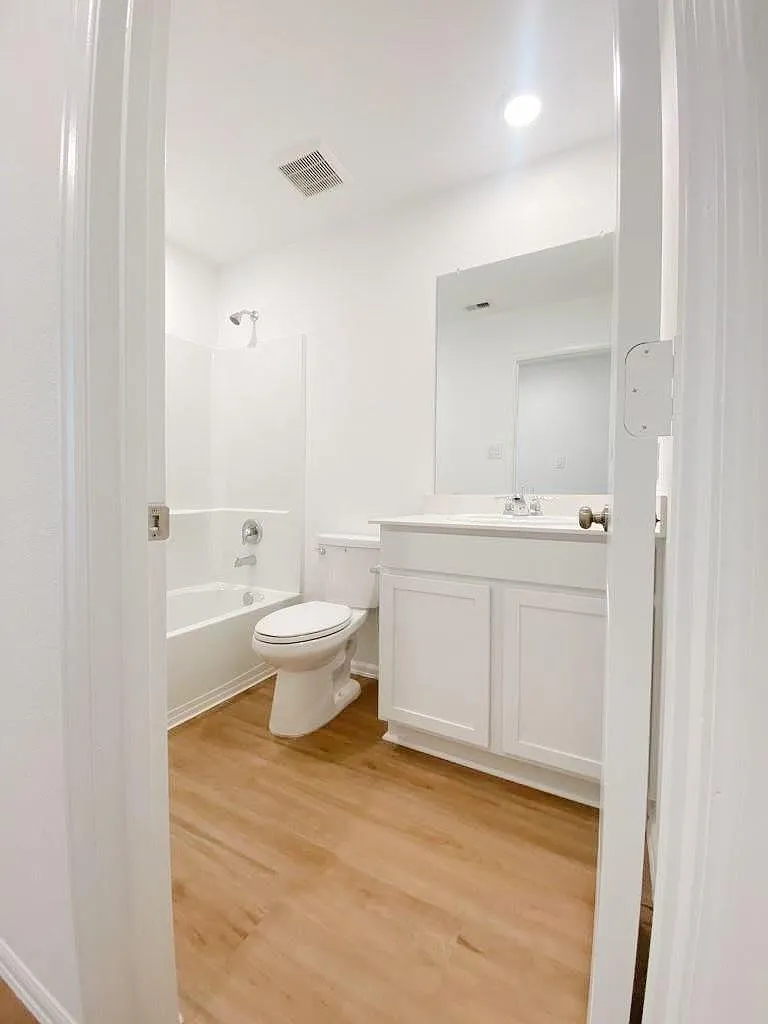 3 bed, 2.0 bath, 1860 sqft, $2,295 — Photo 3