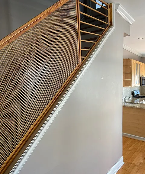 railing/steps to upstairs