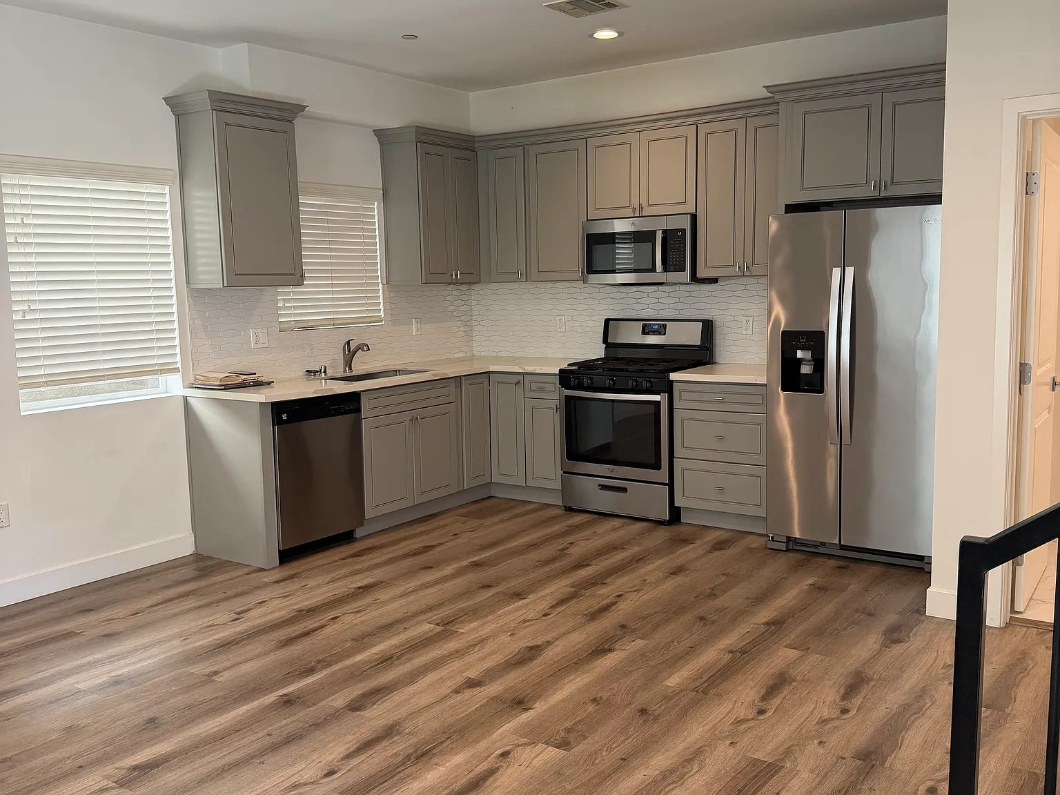 3 bed, 1395 sqft, $3,595 — Photo 2