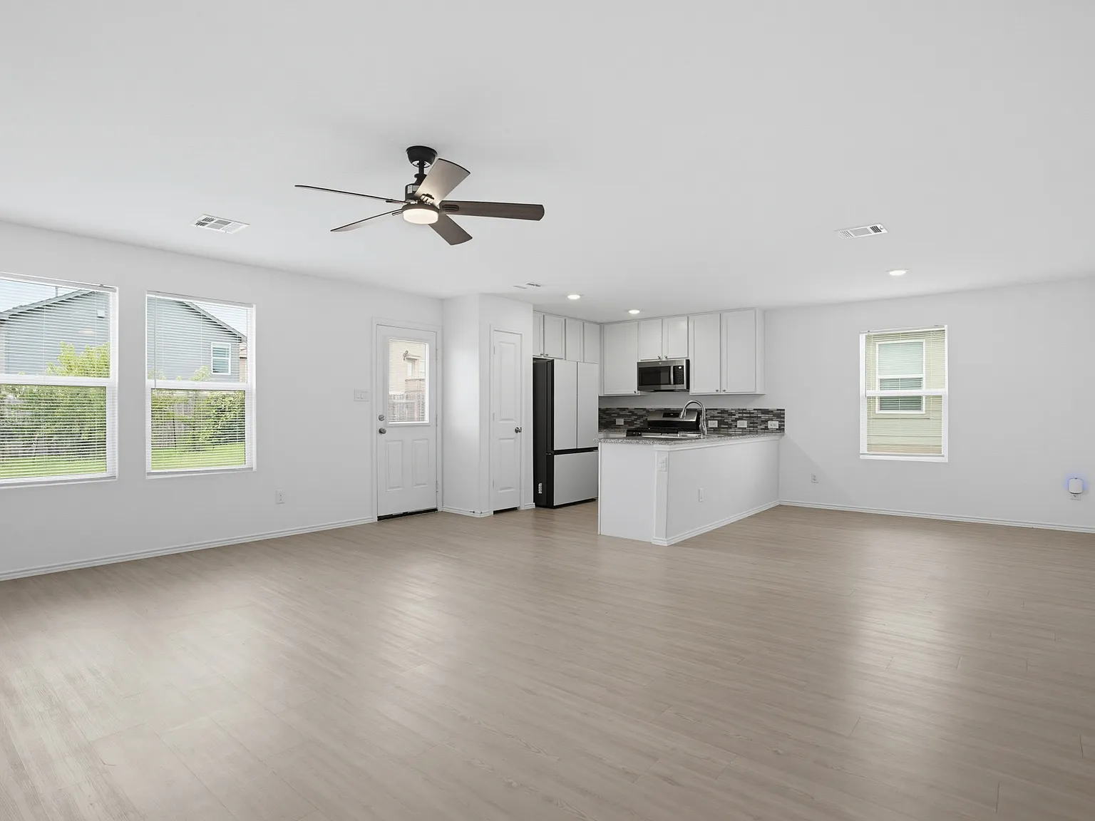 4 bed, 2.5 bath, 1950 sqft, $1,895 — Photo 3