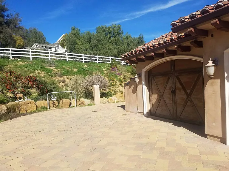 Hackamore Ln — Photo 18
