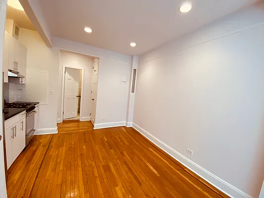 Rented by Metropolis Real Estate of Manhattan | media 12