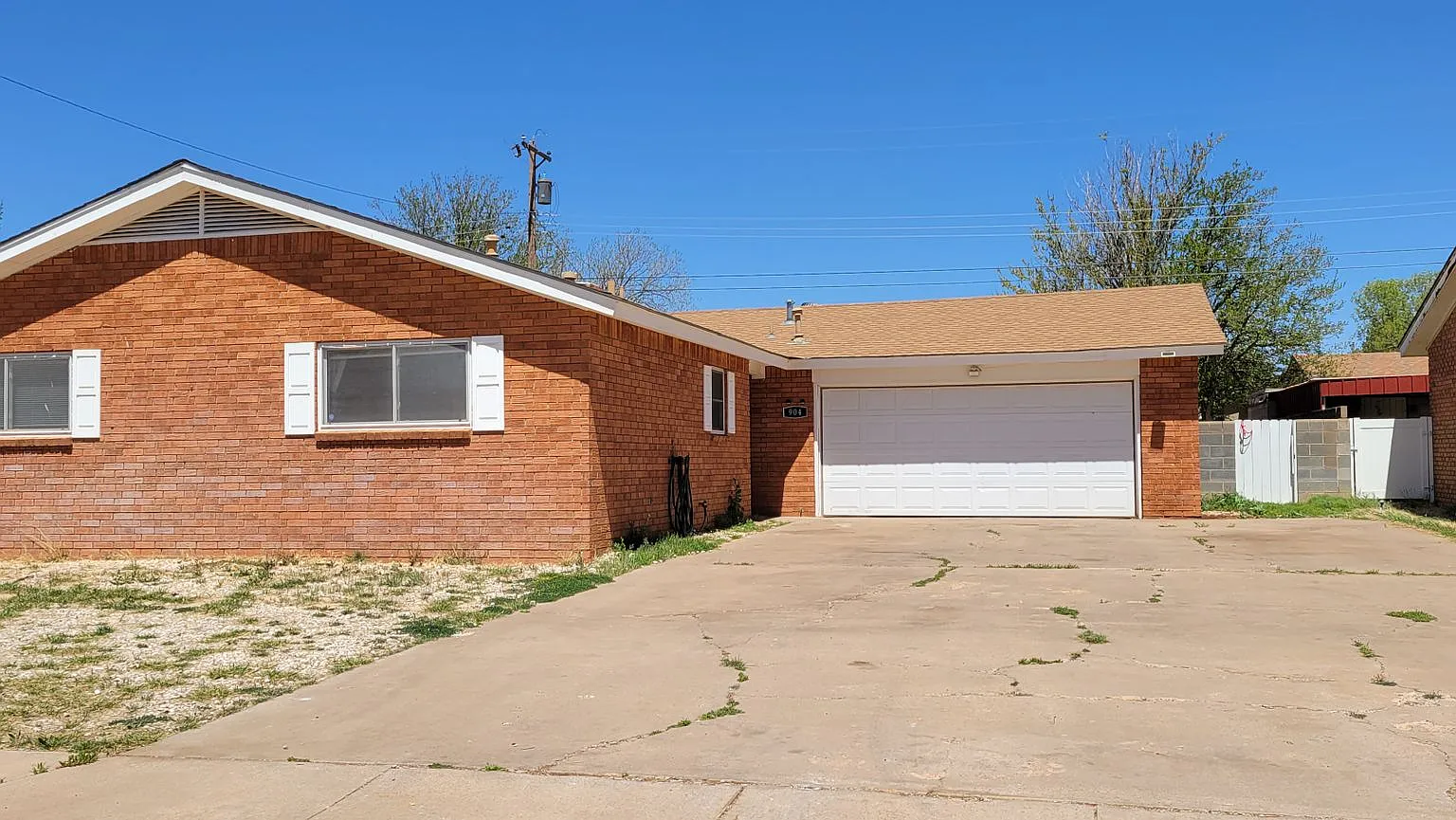 Large Home On Quiet Street — Photo 2