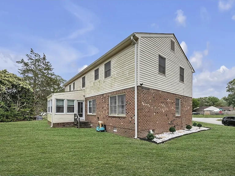 4760 Marlborough Dr — Photo 6