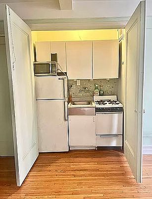 3rd image of 457 W 57th St #1112