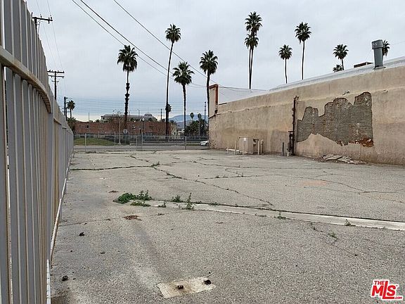 3rd image of 3800 Commerce St