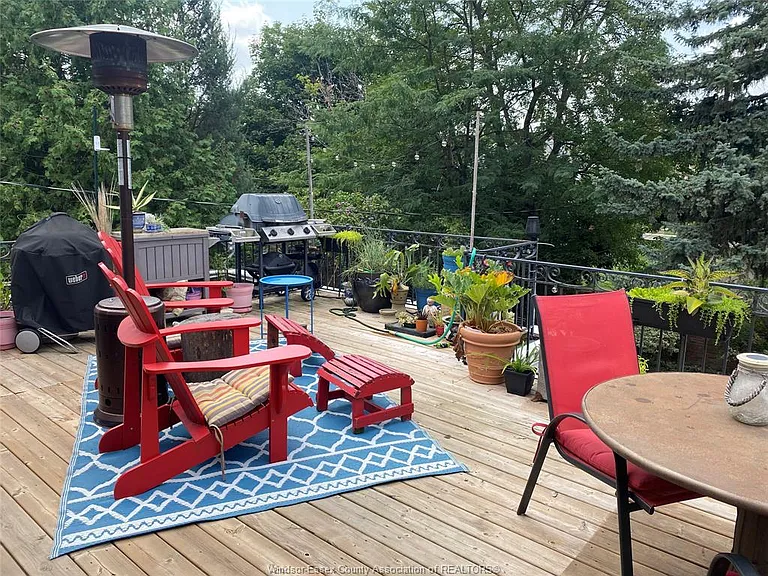 1389 Victoria Ave — Photo 6