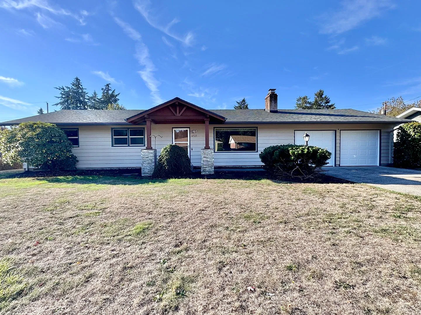 Heights Location And Spacious Ranch Home, New Quartz In Kitchen — Photo 4
