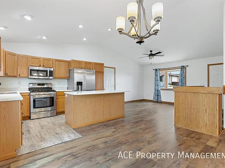8563 Stables Dr — Photo 6