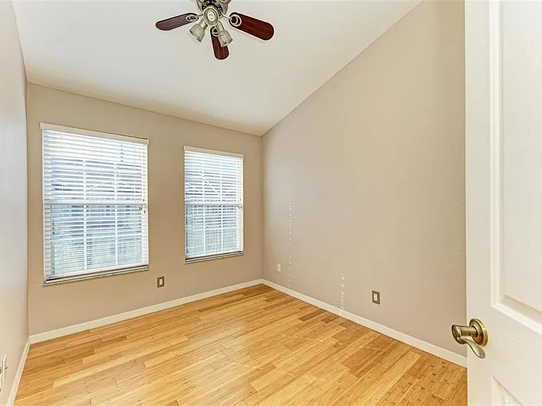 3047 Pointeview Dr — Photo 31