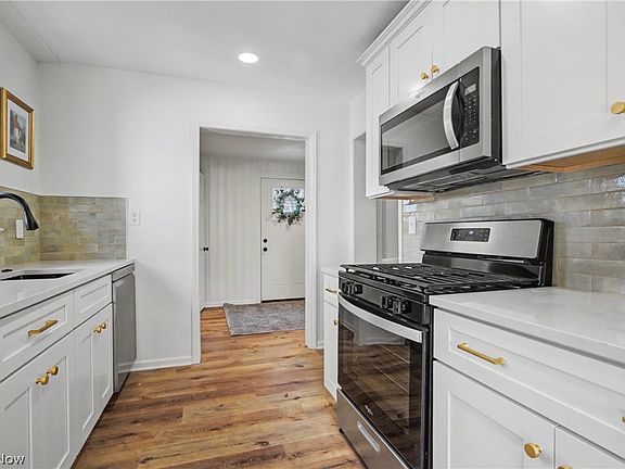 3rd image of 229 Hayes Ave