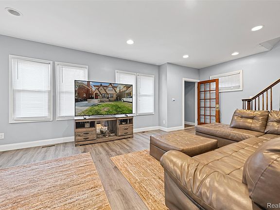5th image of 3230 Leslie St
