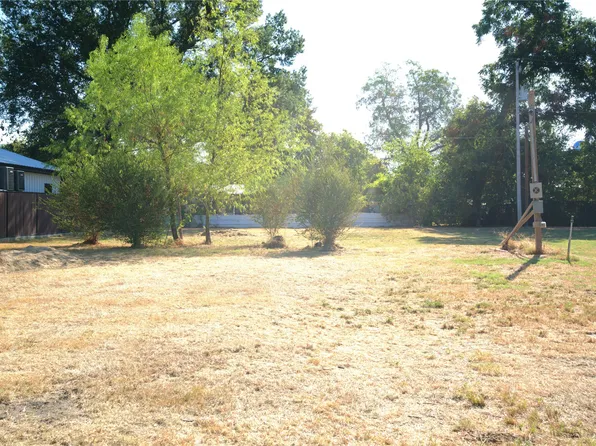 130 N Cedar St, Blossom, TX 75416