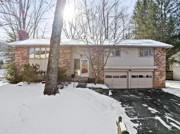 2628 Lynnhurst Dr, Vestal, NY 13850