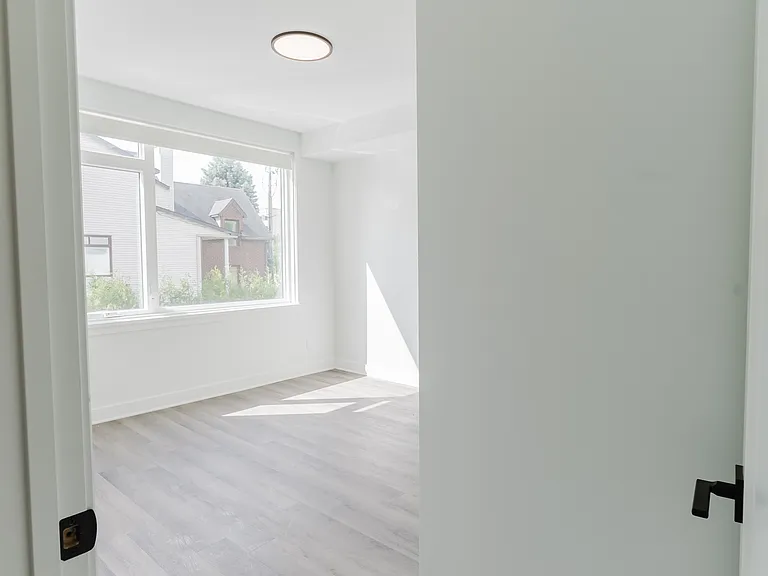 845 Champlain St — Photo 30