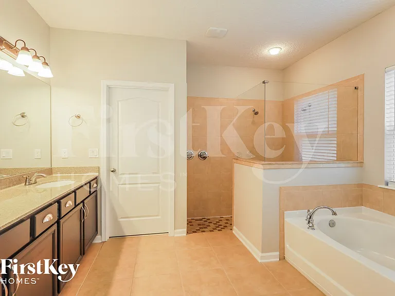 166 Queen Victoria Ave — Photo 9
