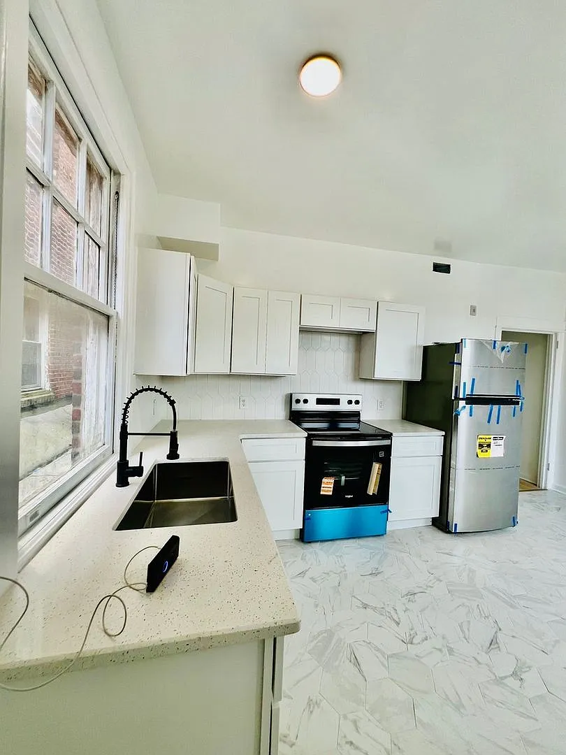 Charming 2BR 1BA Apartment in Cedarbrook! — Photo 2
