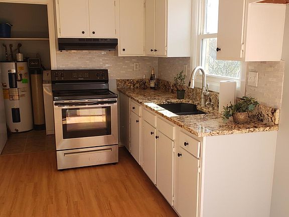 2nd image of 1805 Oakwood Dr