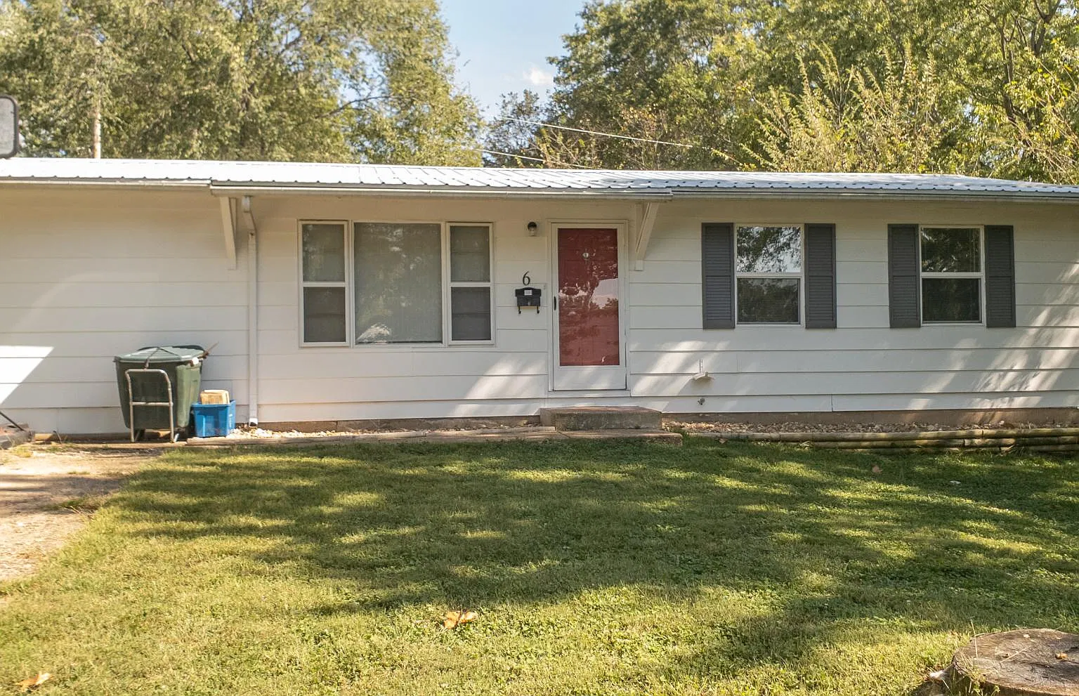 3 bed, 1269 sqft, $895 — Photo 1