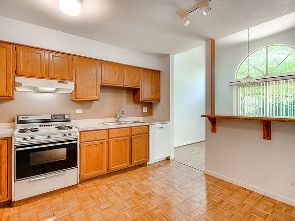 4th image of 877 N Hamilton Ct